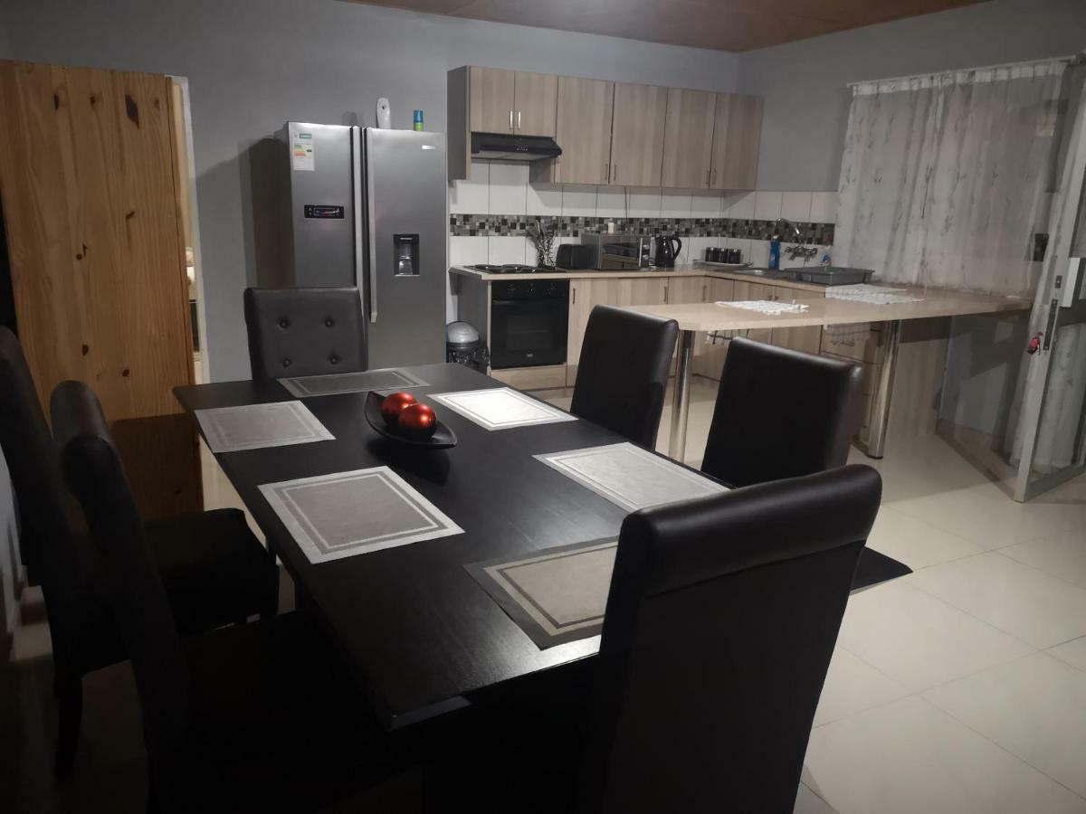 Tuvawa Luxury Suites Уолфиш Бей Екстериор снимка